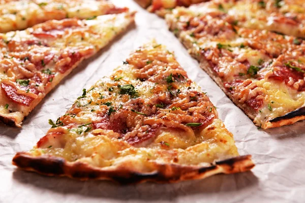 Pizza saborosa no papel de perto — Fotografia de Stock