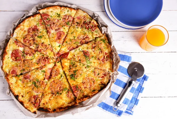 Смачна піца з посудом на дерев'яному столі крупним планом — стокове фото
