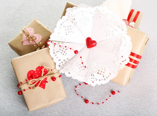 Hermosos regalos sobre fondo gris. Concepto de San Valentín —  Fotos de Stock