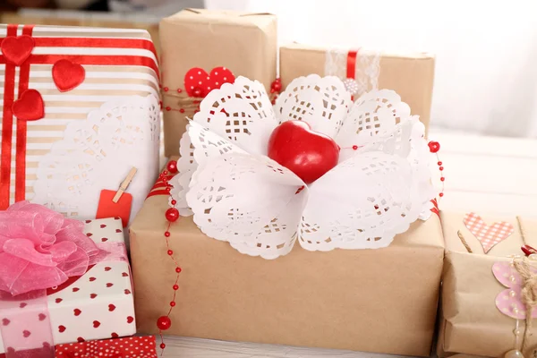 Mooi geschenk dozen close-up. Dag van de Valentijnskaart concept — Stockfoto