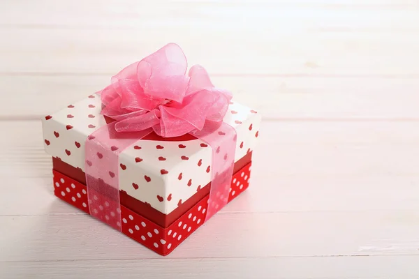 Mooi cadeau doos op houten tafel. Dag van de Valentijnskaart concept — Stockfoto