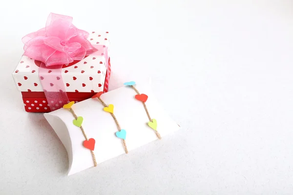 Hermosa caja de regalo sobre fondo claro. Concepto de San Valentín —  Fotos de Stock