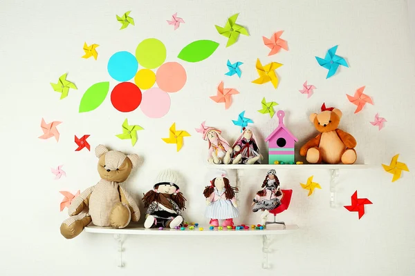 Półki z zabawkami w pokoju dziecięcym zbliżenie — Zdjęcie stockowe
