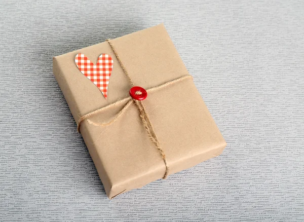Güzel hediye kutusu gri arka plan üzerinde. Sevgililer günü kavramı — Stok fotoğraf