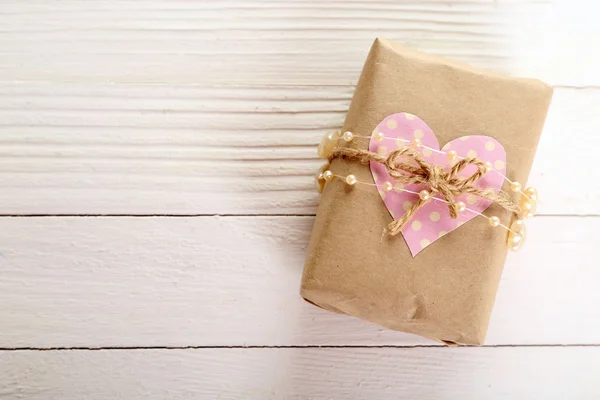 Hermosa caja de regalo en mesa de madera. Concepto de San Valentín — Foto de Stock