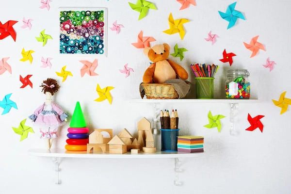 Planken met speelgoed in kinderkamer close-up — Stockfoto