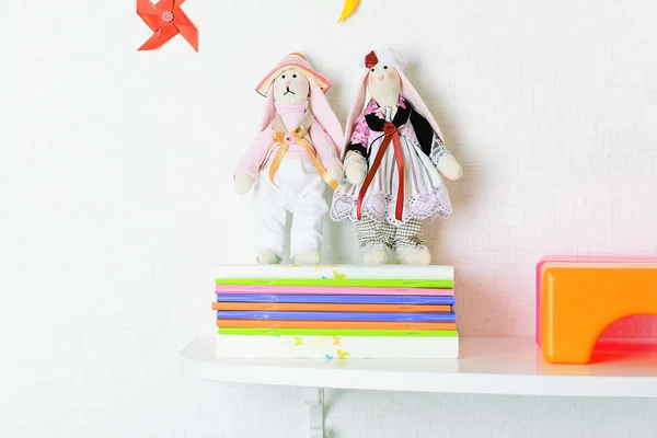 Regale mit Spielzeug im Kinderzimmer in Großaufnahme — Stockfoto
