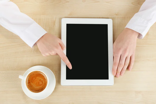 Mani che lavorano in ufficio con computer portatile, su tavolo di legno — Foto Stock