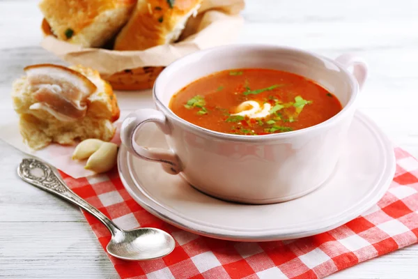 Ukrajinská řepa polévka - boršč, na ubrousek, na dřevěné pozadí — Stock fotografie
