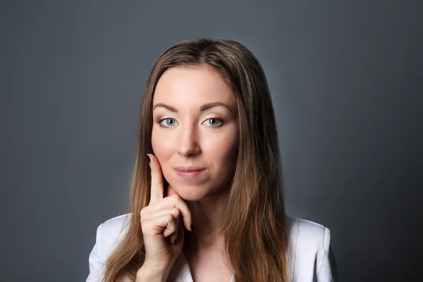 Portrait de jeune femme sur fond gris — Photo