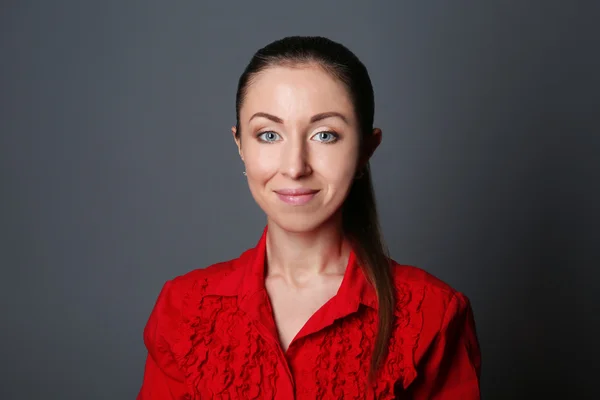 Portrait de jeune femme sur fond gris — Photo