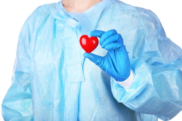 Médico segurando coração decorativo no fundo azul — Fotografia de Stock