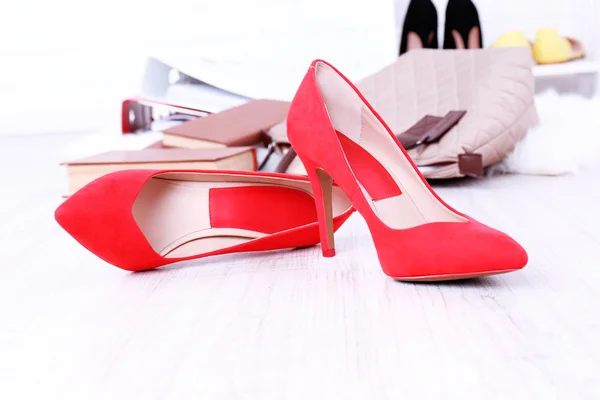 Sapatos femininos e pasta no fundo do chão — Fotografia de Stock