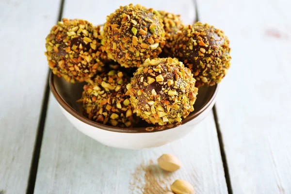 Gustose caramelle al pistacchio fatte in casa sul tavolo di legno — Foto Stock