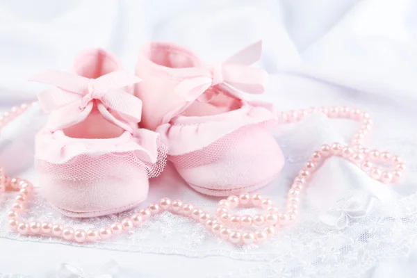 Pink baby laarzen op doek close-up — Stockfoto