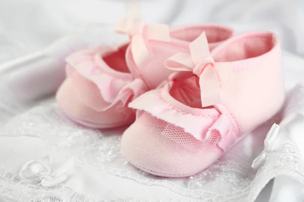 Pink baby laarzen op doek close-up — Stockfoto
