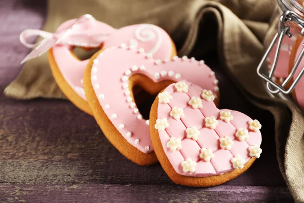 Ve tvaru srdce soubory cookie pro valentinky den na dřevěné pozadí — Stock fotografie