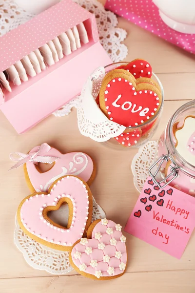 Hjärtformade kakor för alla hjärtans dag på plattan, färg trä bakgrund — Stockfoto