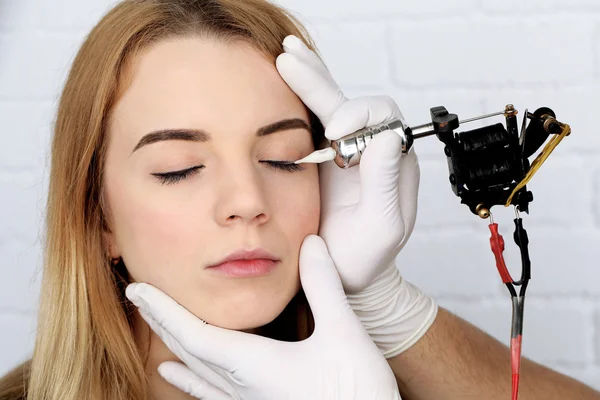 Cosmetologist fazendo maquiagem permanente, close-up — Fotografia de Stock
