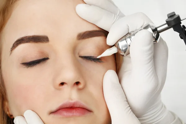 Kosmetolog att göra permanent makeup, närbild — Stockfoto