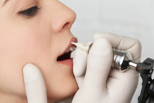 Kosmetolog att göra permanent makeup, närbild — Stockfoto