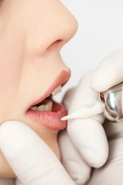 Cosmetólogo haciendo maquillaje permanente, de cerca — Foto de Stock