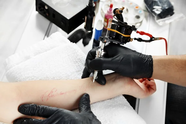 Tatuaggio che mostra il processo di realizzazione del tatuaggio, da vicino — Foto Stock