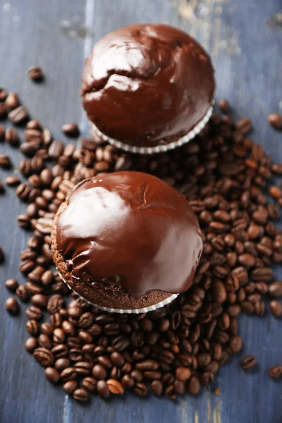 Композиция с вкусными домашними шоколадными кексами и кофейными зёрнами — стоковое фото