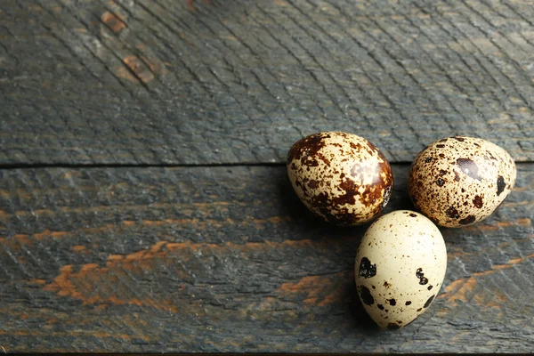 Птичьи яйца на деревянном фоне — стоковое фото
