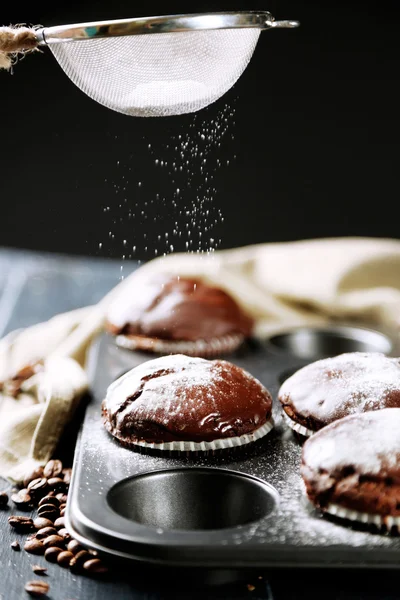 Композиція зі смачними домашніми шоколадними кексами — стокове фото