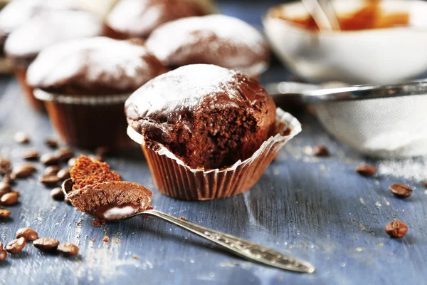 Samenstelling met lekkere zelfgemaakte chocolade muffins — Stockfoto