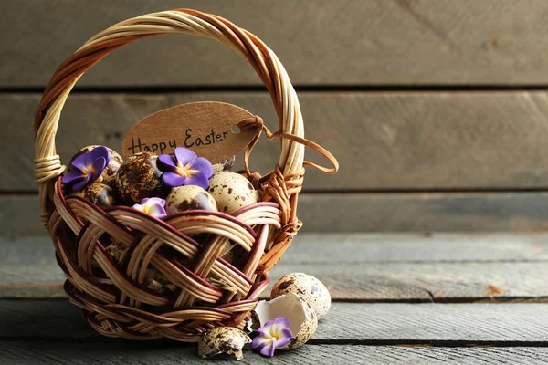Bird eggs in wicker basket — Stock Photo, Image