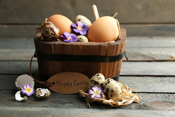 Ovos de pássaro em balde de madeira — Fotografia de Stock