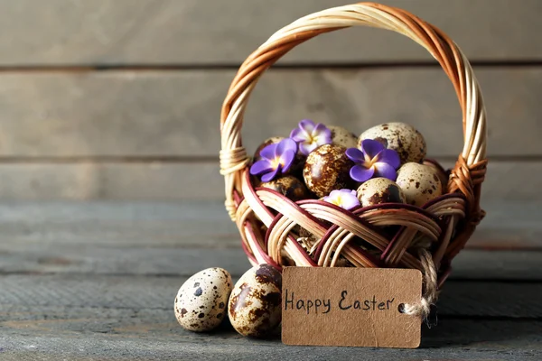 Bird eggs in wicker basket — Stock Photo, Image