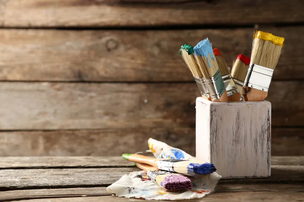 Pincéis com tintas coloridas — Fotografia de Stock