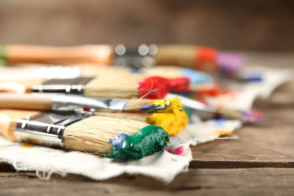 Pincéis com tintas coloridas — Fotografia de Stock