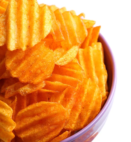 Leckere Kartoffelchips in Schüssel isoliert auf weiß — Stockfoto