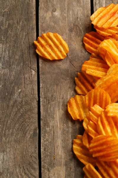 Delicious potato chips on wooden table close-up — Stock Photo, Image