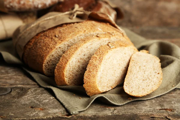 Pane fresco affettato, su vecchio tavolo di legno — Foto Stock