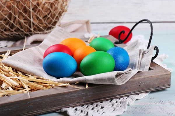 Paskalya yumurtaları ahşap tepsi — Stok fotoğraf