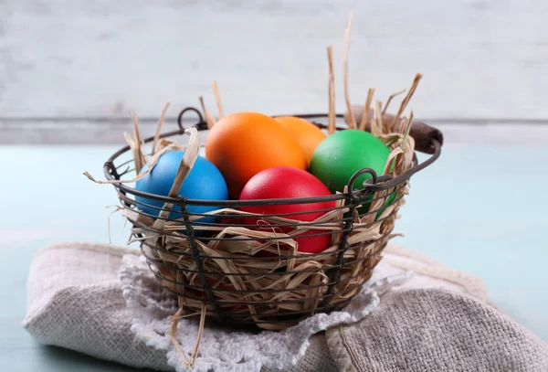 Великодні яйця в кошику — стокове фото