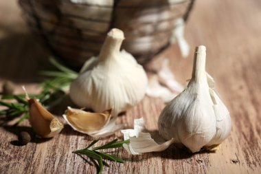 çiğ sarımsak ve baharat ahşap tablo