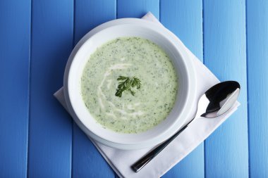 Kase renk ahşap plakalar zemin üzerine salatalık çorbası