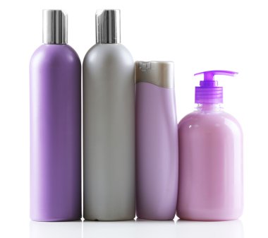 Beyaz arkaplanda izole edilmiş kozmetik şişeler