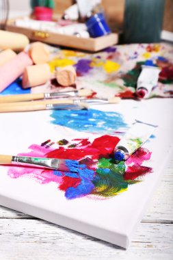 Renk ahşap arka plan üzerinde profesyonel sanat malzemeleri