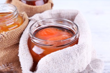 Ev yapımı kavanoz meyve reçeli renk ahşap plakalar zemin üzerine çuval bezi torbalar içinde