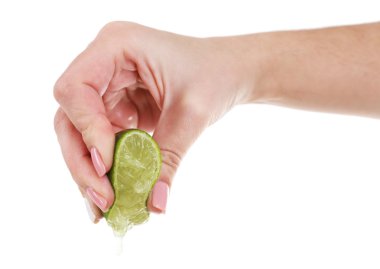 Beyaz izole limon sıkarak el