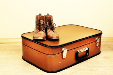 Vintage çanta ışık duvar zemin katta erkek ayakkabı ile