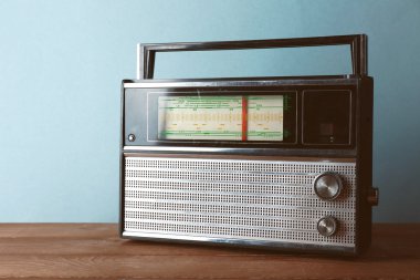 Renk arka plan üzerinde ahşap masa Retro radyo