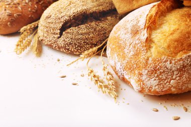 Taze ekmek buğday, susam ve ayçiçeği çekirdeği üzerinde beyaz izole